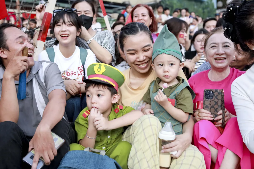 Khoảnh khắc đẹp giữa người dân và chiến sĩ tại buổi hợp luyện diễu binh 30-4