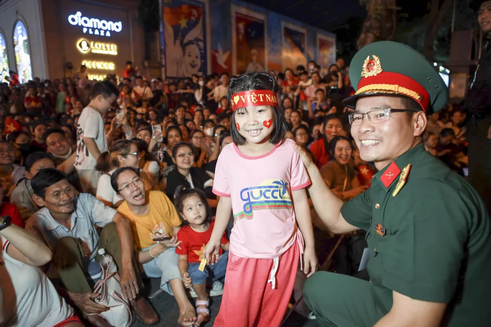 dieu binh 30-4- nguoi dan va chien si (7).jpg