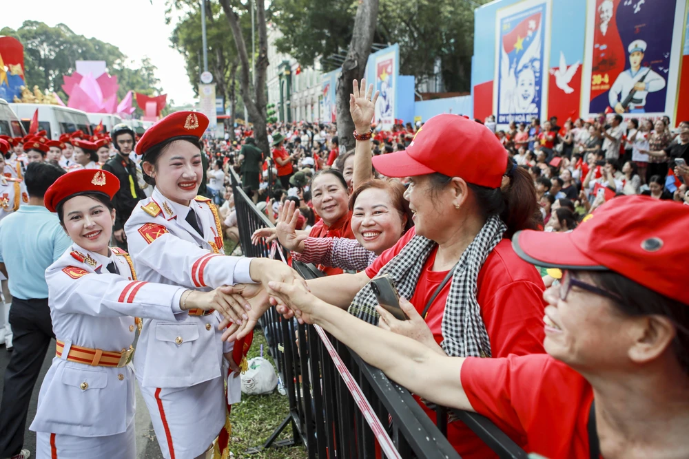 chiến sĩ diễu binh 30-4 đi trong vòng tay nhan dan (11).jpg