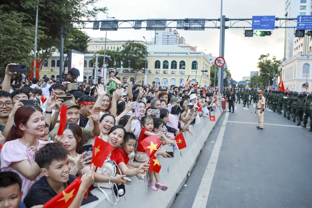 chiến sĩ diễu binh 30-4 đi trong vòng tay nhan dan (22).jpg