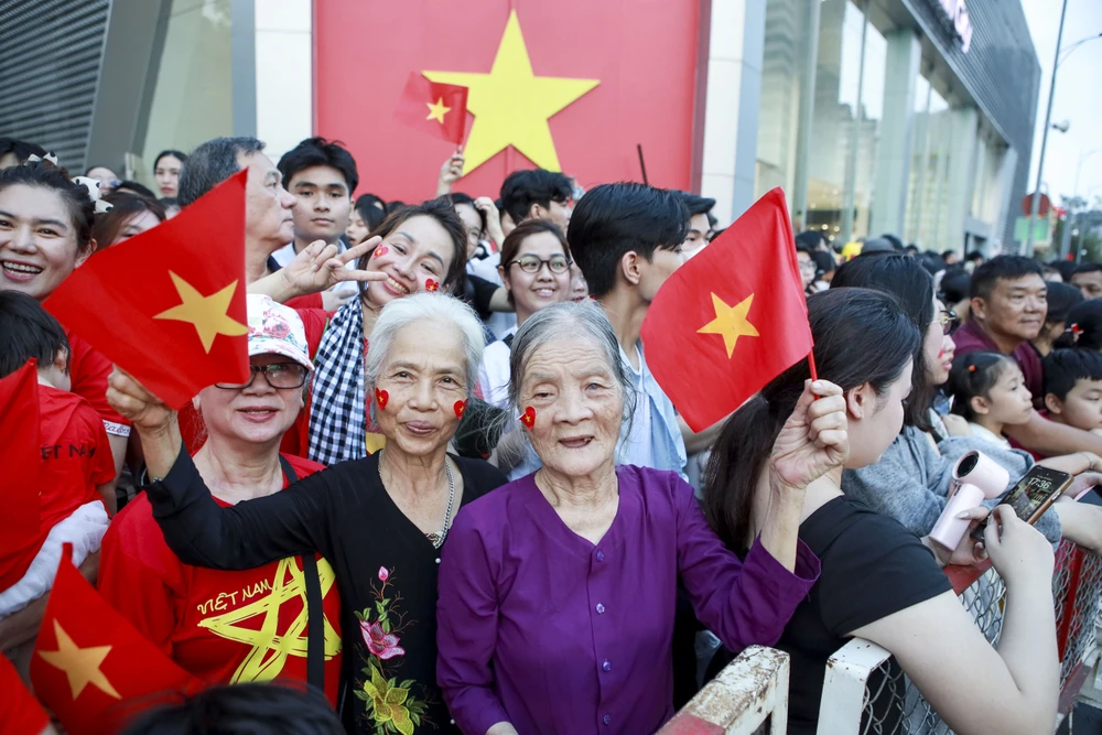 chiến sĩ diễu binh 30-4 đi trong vòng tay nhan dan (25).jpg