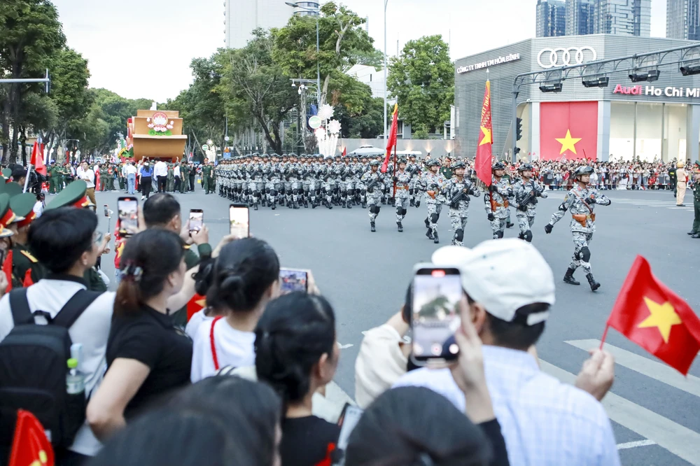 chiến sĩ diễu binh 30-4 đi trong vòng tay nhan dan (26).jpg