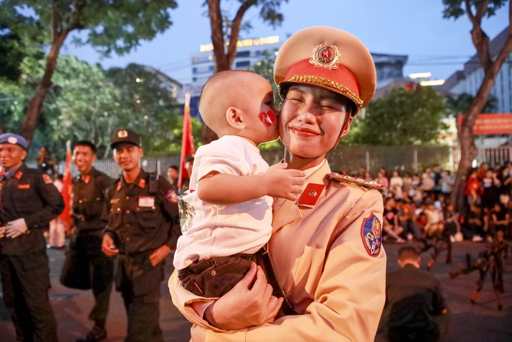 chiến sĩ diễu binh 30-4 đi trong vòng tay nhan dan (39).jpg