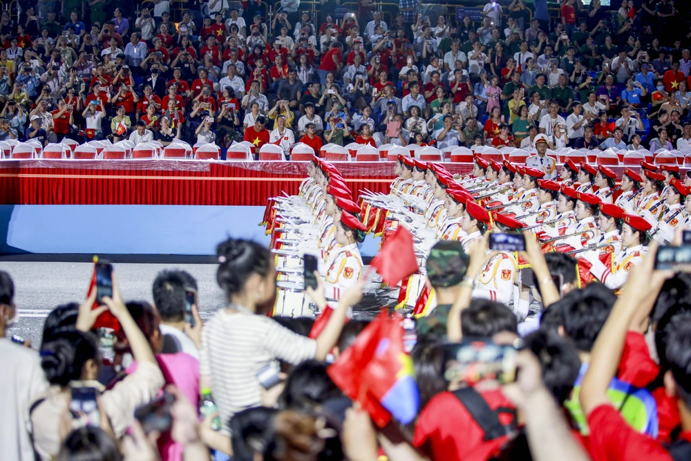 chiến sĩ diễu binh 30-4 đi trong vòng tay nhan dan (41).jpg