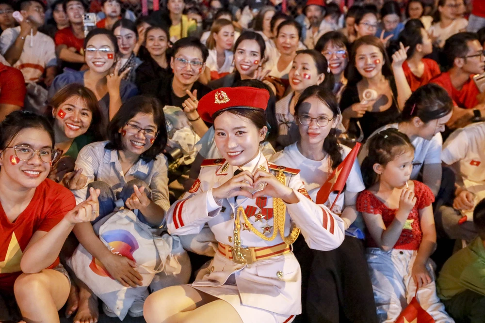 chiến sĩ diễu binh 30-4 đi trong vòng tay nhan dan (44).jpg