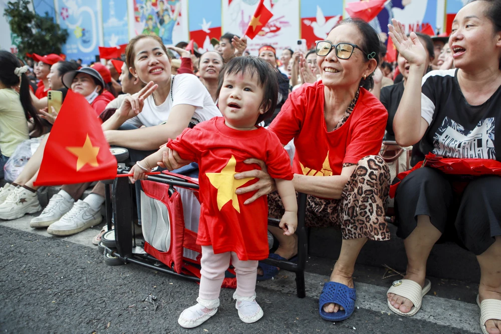 chiến sĩ diễu binh 30-4 đi trong vòng tay nhan dan (6).jpg