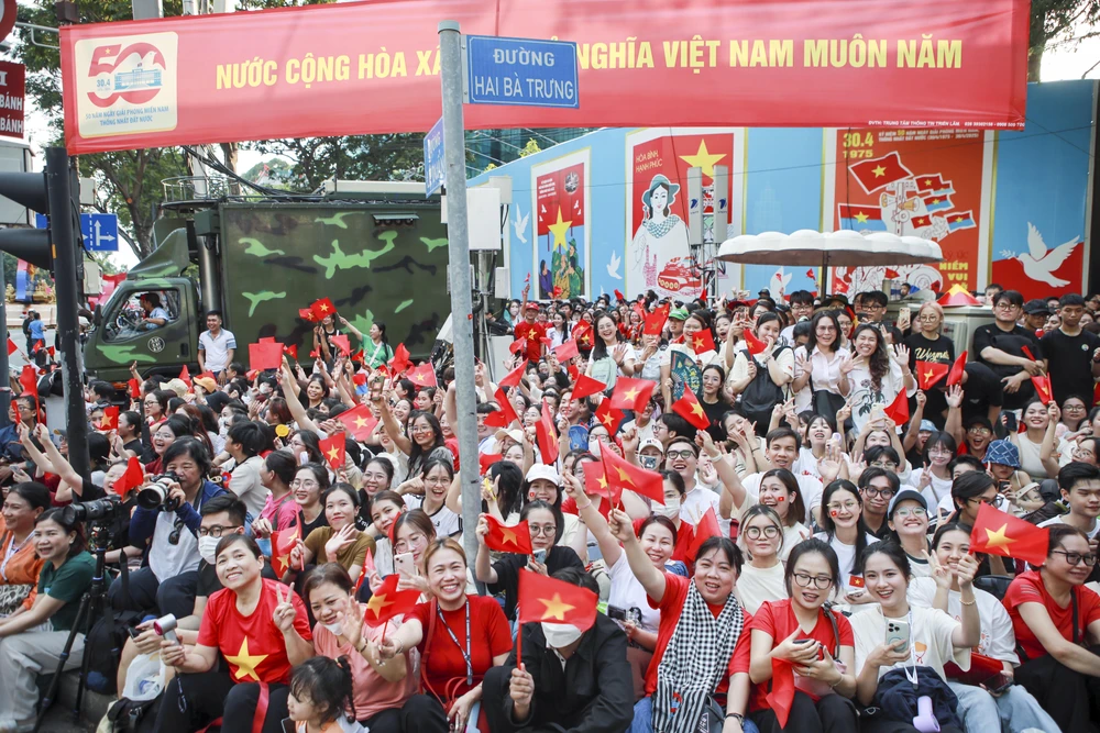 chiến sĩ diễu binh 30-4 đi trong vòng tay nhan dan (9).jpg