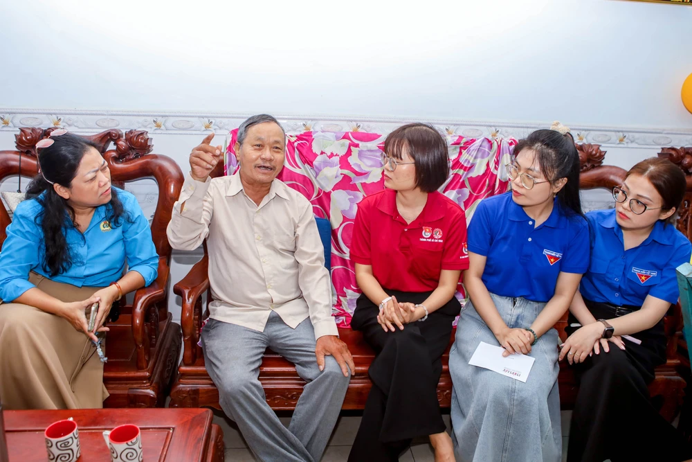 Báo Pháp Luật TP.HCM tri ân các cựu chiến binh: Mỗi căn nhà là một câu chuyện chưa kể