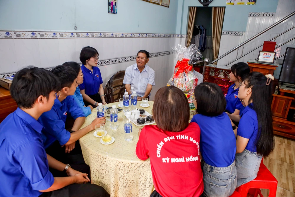 Báo Pháp Luật TP.HCM tri ân các cựu chiến binh: Mỗi căn nhà là một câu chuyện chưa kể
