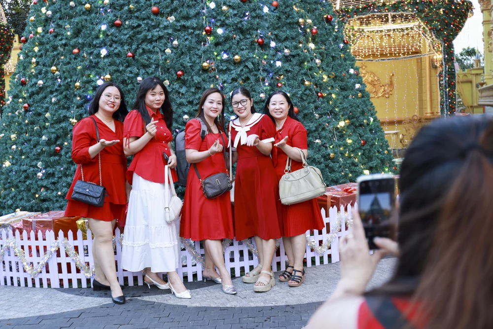 Lau dai giang sinh (2).jpg