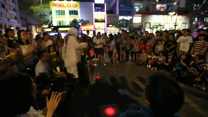 'Ôm' hướng về người khuyết tật ảnh 1