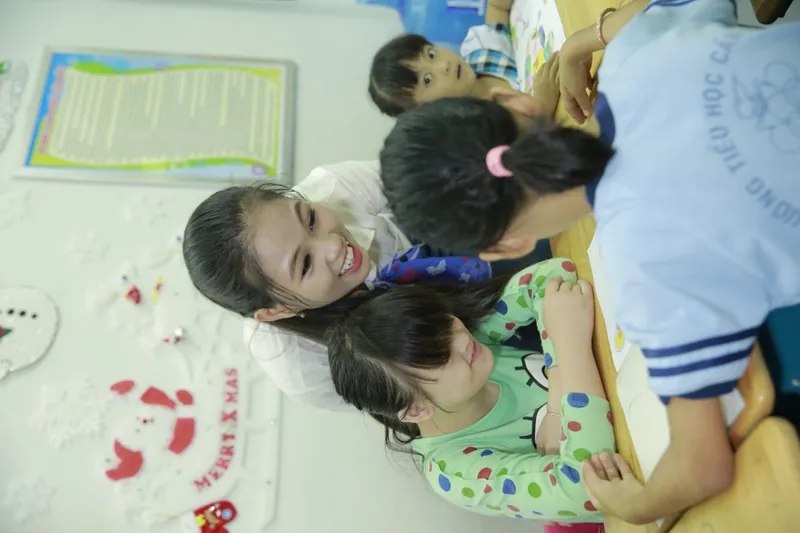 Nữ sinh viên Việt Nam khoe sắc, trổ tài bên chiến sĩ bộ đội biên phòng ảnh 1 Nữ sinh viên Việt Nam khoe sắc, trổ tài bên chiến sĩ bộ đội biên phòng ảnh 1