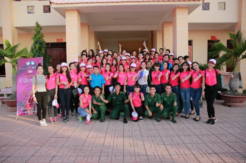 Nữ sinh viên Việt Nam khoe sắc, trổ tài bên chiến sĩ bộ đội biên phòng ảnh 5 Nữ sinh viên Việt Nam khoe sắc, trổ tài bên chiến sĩ bộ đội biên phòng ảnh 5