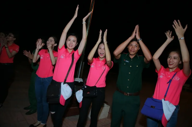 Nữ sinh viên Việt Nam khoe sắc, trổ tài bên chiến sĩ bộ đội biên phòng ảnh 7 Nữ sinh viên Việt Nam khoe sắc, trổ tài bên chiến sĩ bộ đội biên phòng ảnh 7