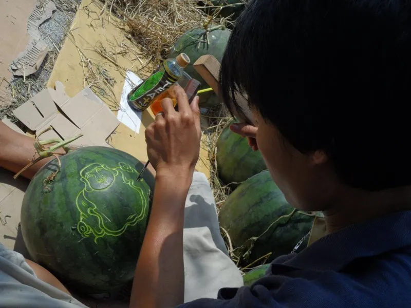 Nghề khắc... dưa hấu Tết kiếm bạc triệu ở Sài Gòn ảnh 7