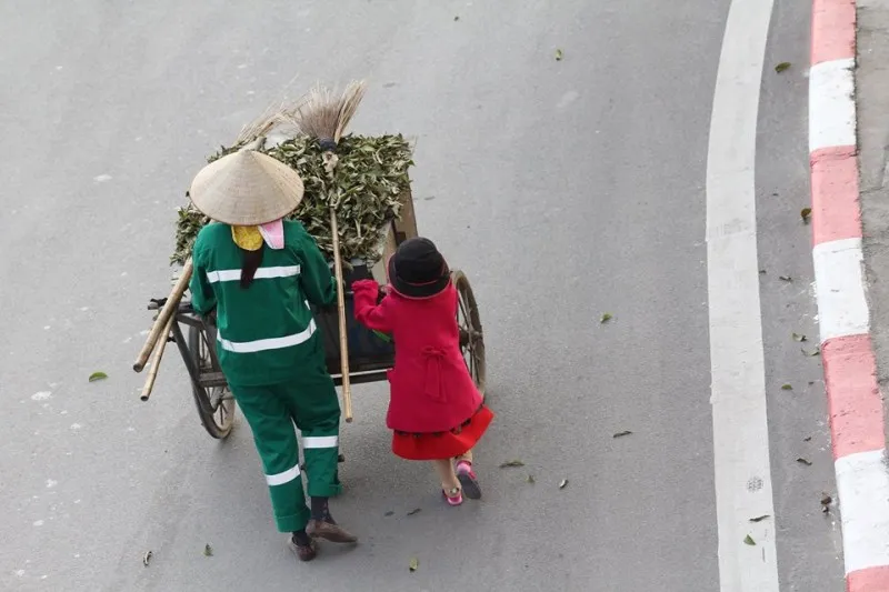 Bộ ảnh mẹ con chị lao công ngày tết gây xúc động mạnh ảnh 9 Bộ ảnh mẹ con chị lao công ngày tết gây xúc động mạnh ảnh 9