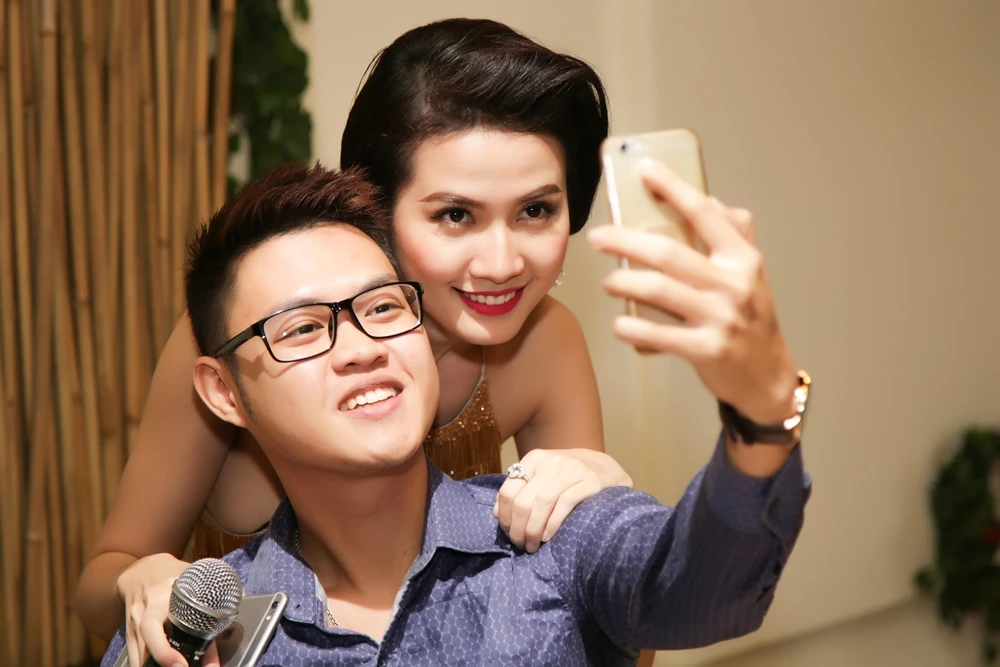 Phan Thị Mơ quyến rũ với đầm vàng bó sát