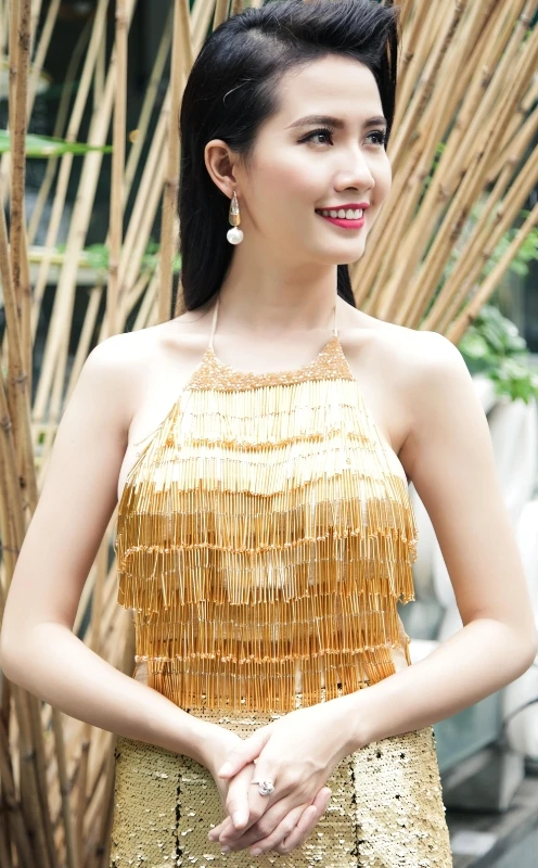 Phan Thị Mơ được sự hỗ trợ nhiệt tình từ các thầy dạy võ để có thể hoàn thành những pha hành động chân thực nhất trong Hoa Hồng Thép