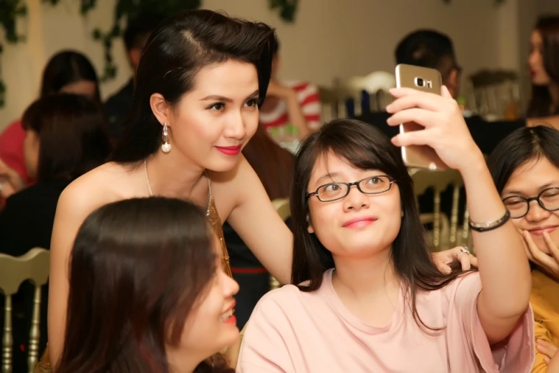 Phan Thị Mơ quyến rũ với đầm vàng bó sát