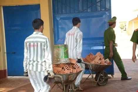 Trại giam Đắk Trung, những người còn ở lại - kỳ 1: 'Tôi không dám vẽ mẹ' ảnh 1 Trại giam Đắk Trung, những người còn ở lại - kỳ 1: 'Tôi không dám vẽ mẹ' ảnh 1