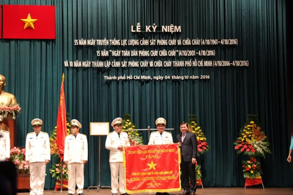 Cảnh sát PCCC TP.HCM nhận huân chương Bảo vệ Tổ quốc ảnh 2