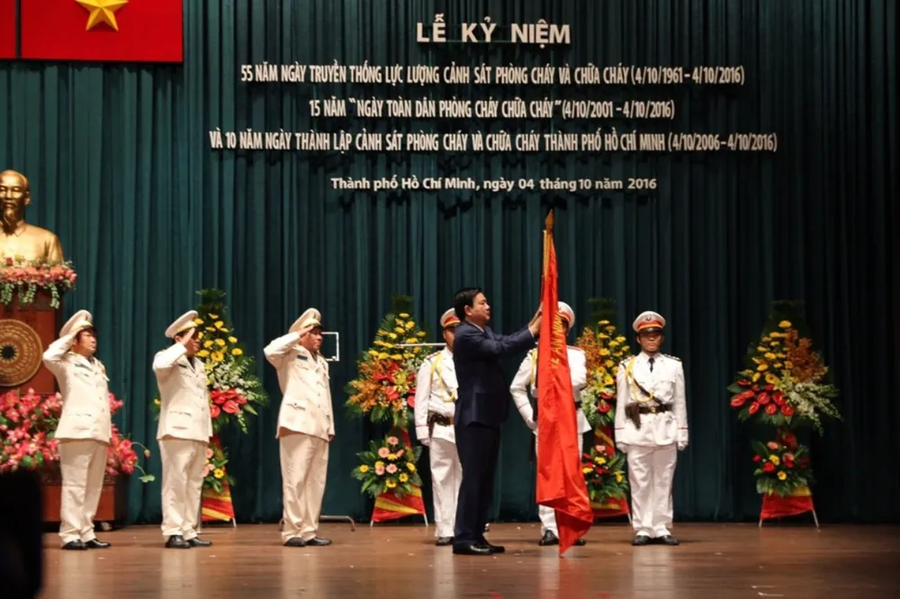 Cảnh sát PCCC TP.HCM nhận huân chương Bảo vệ Tổ quốc ảnh 1