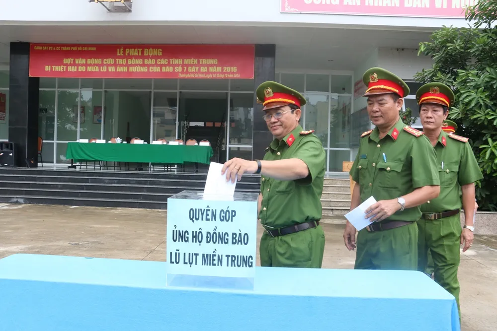 Cảnh sát PCCC ủng hộ gần 40 triệu gửi bà con miền Trung ảnh 1 Cảnh sát PCCC ủng hộ gần 40 triệu gửi bà con miền Trung ảnh 1