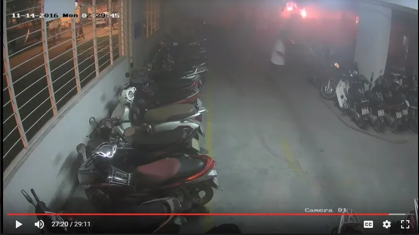 May mắn xe ô tô để cách khu vực để xe máy khá xa. (Ảnh trích xuất từ camera)