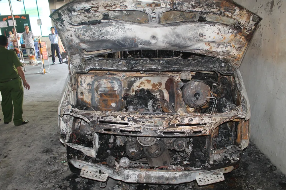 Xe ô tô bị cháy lúc rạng sáng. Ảnh Cảnh sát PCCC Tp.HCM cung cấp