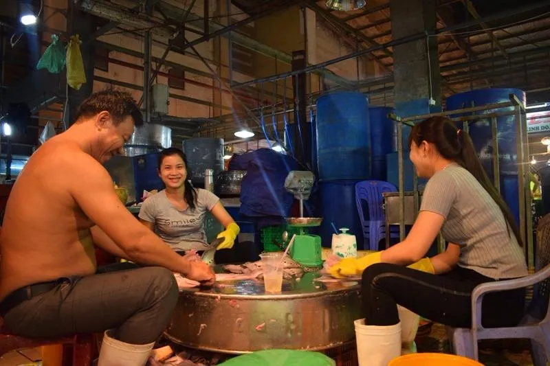 Ông Phạm Văn Hiền (trái) cùng các thàn viên trong gia đình đang làm cá thác lác.
