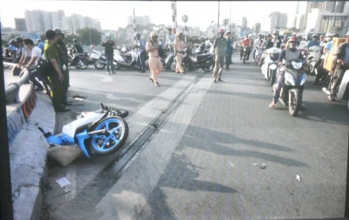 Đâm vào cầu Nguyễn Văn Cừ, một thanh niên tử vong ảnh 1