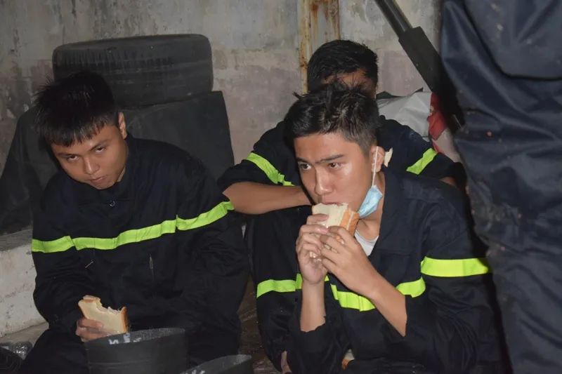 Xúc động lính cứu hỏa trong vụ cháy gần Cảng Sài Gòn ảnh 2