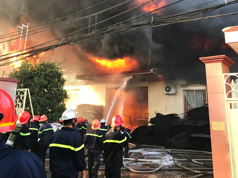 Xưởng mút xốp ở Bình Chánh chìm trong biển lửa ảnh 3