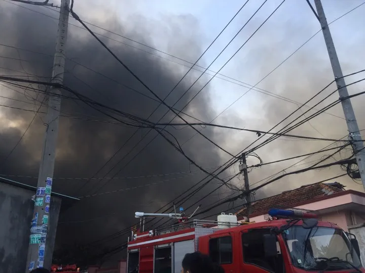 Xưởng mút xốp ở Bình Chánh chìm trong biển lửa ảnh 1