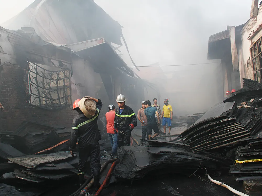 Xưởng mút xốp ở Bình Chánh chìm trong biển lửa ảnh 4