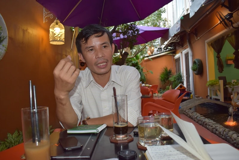 Ông Tây xin tiền gần Hội trường Thống Nhất bị bóc mẽ ảnh 1