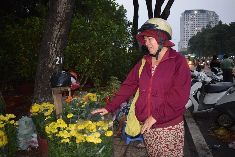 Tại sao cứ phải đợi 30 tết mới mua hoa để ép giá? ảnh 3