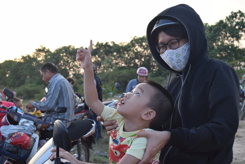 Mê mẩn cánh đồng diều Hóc Môn