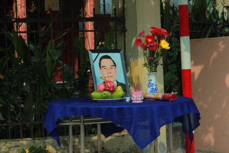  Dân đeo băng tang, lập bàn thờ tiễn bác Sáu Khải ảnh 3