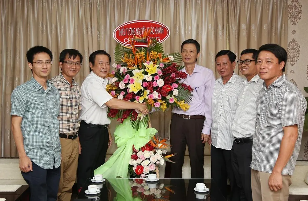 Lãnh đạo Bộ Y tế, Bộ Công an chúc mừng báo Pháp Luật TP.HCM ảnh 2