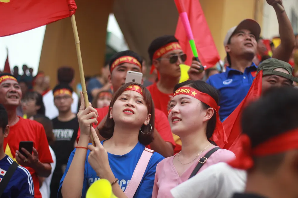 Cổ động viên cả nước tiếp lửa cho Olympic Việt Nam ảnh 15
