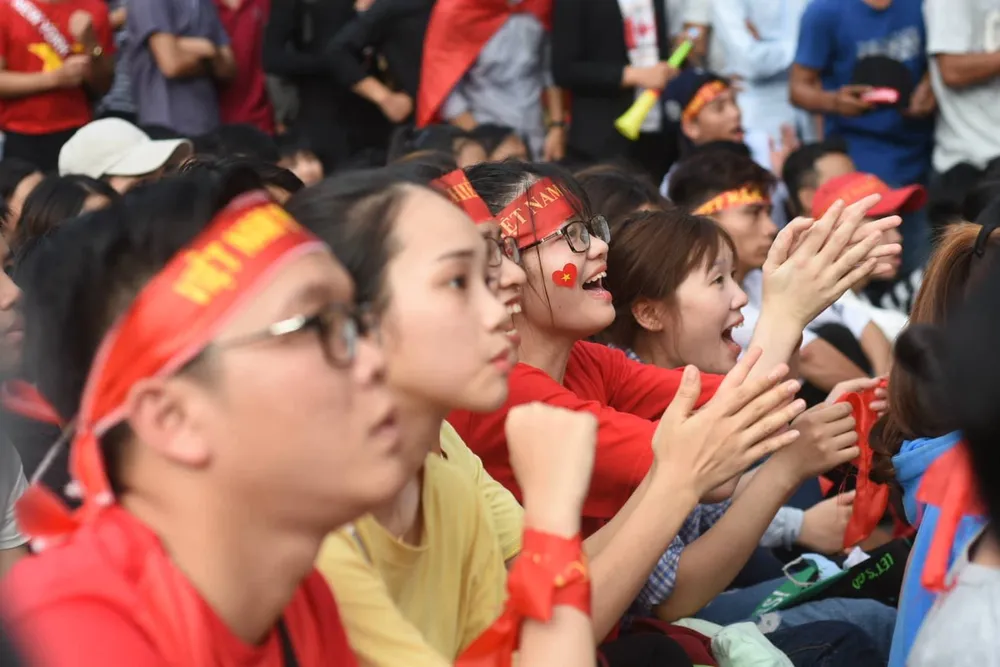 Cổ động viên cả nước tiếp lửa cho Olympic Việt Nam ảnh 16