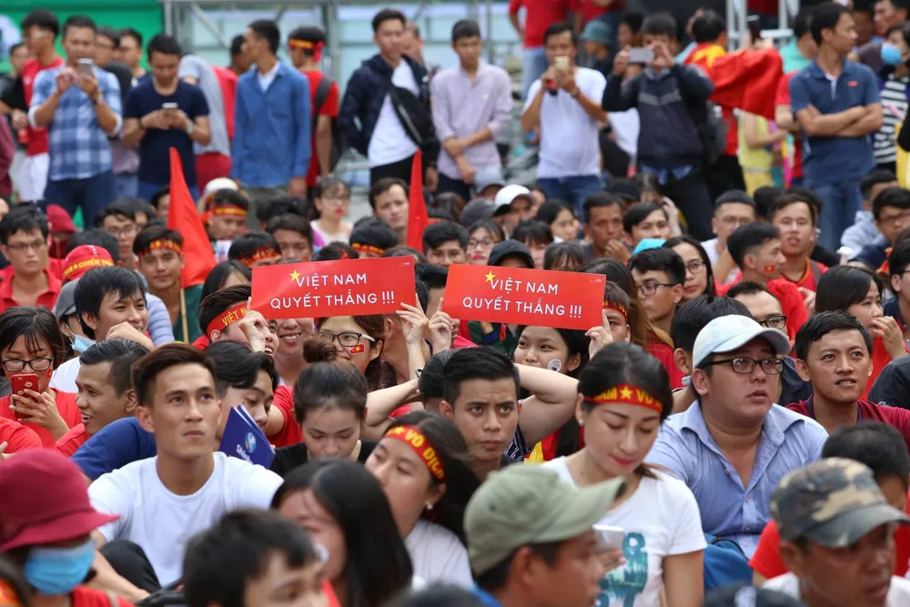 Cổ động viên cả nước tiếp lửa cho Olympic Việt Nam ảnh 6