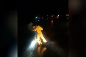 Clip: Vụ xô xát giữa CSGT với nhóm người trên xe tải 