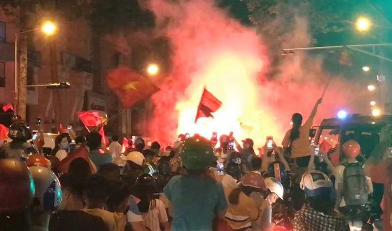 Cổ động viên bóng đá đốt pháo: Vui thôi, đừng vui quá! ảnh 4