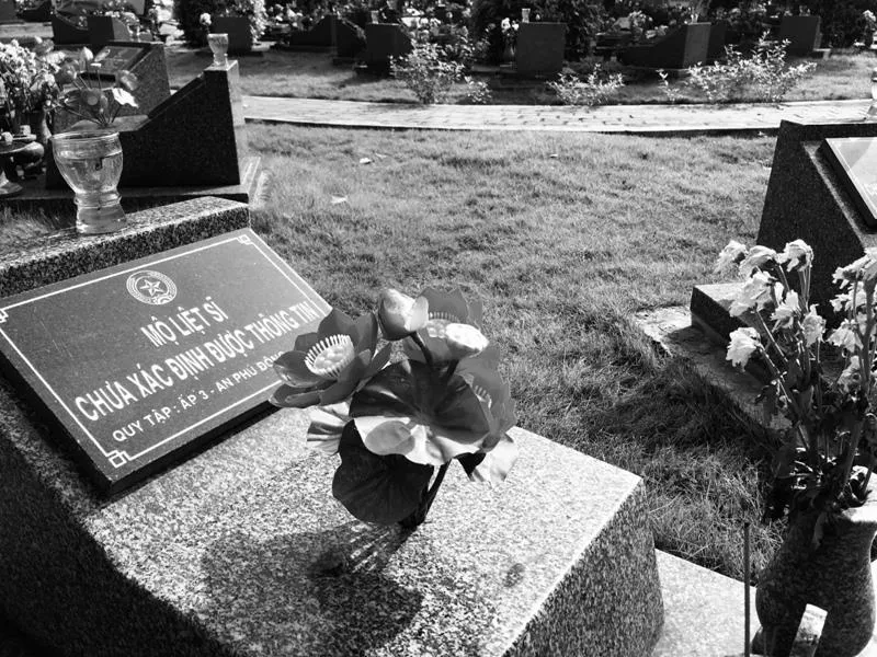 Tản mạn trong Nghĩa trang liệt sĩ chiều 30-4 ảnh 4