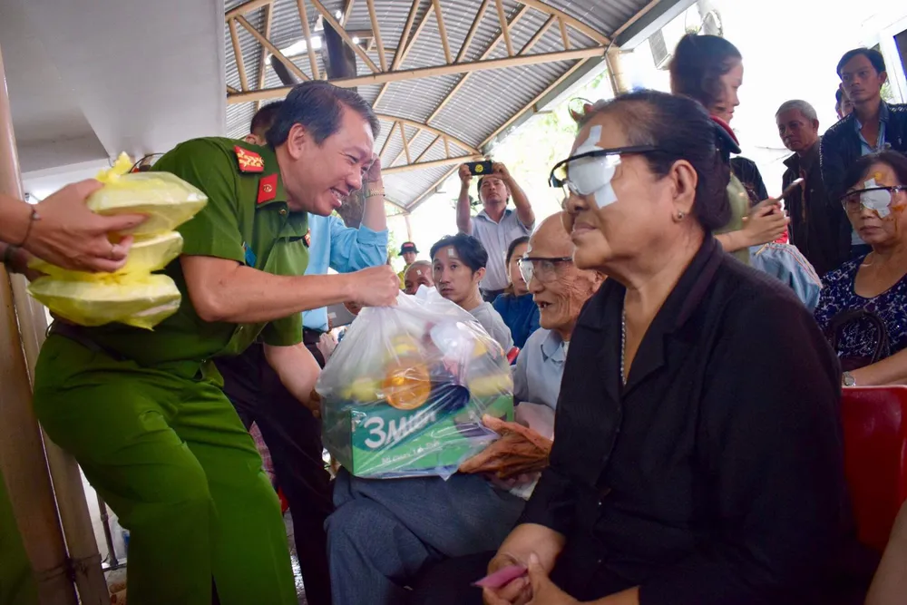 Công an phối hợp mổ mắt miễn phí cho người dân... ảnh 6