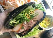 Bánh mì 'bóng đêm' gây sốt ở Sài Gòn có gì đặc biệt?