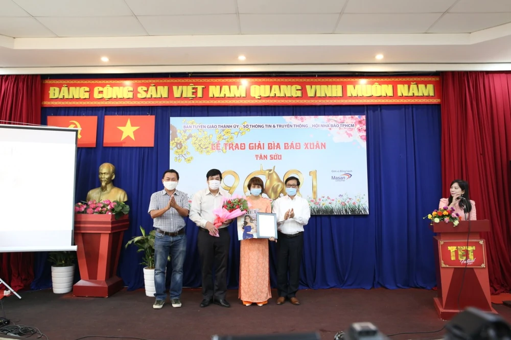 Sạp báo ‘kì lạ’ ngày cận Tết ở đường sách TP.HCM ảnh 1