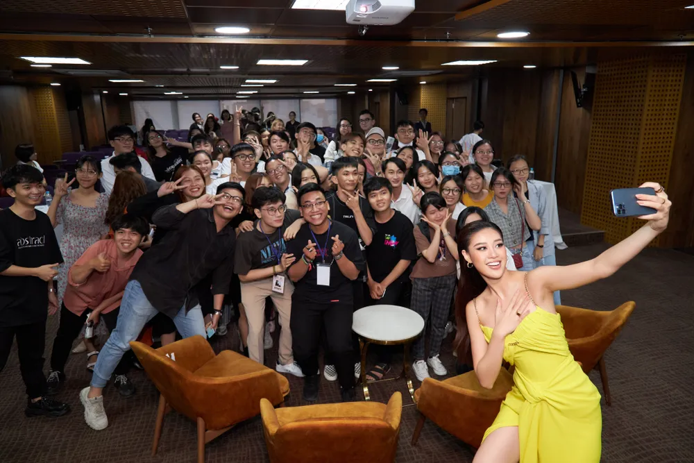 Hoa hậu Khánh Vân rơi nước mắt nhớ những bé gái bị xâm hại ảnh 7